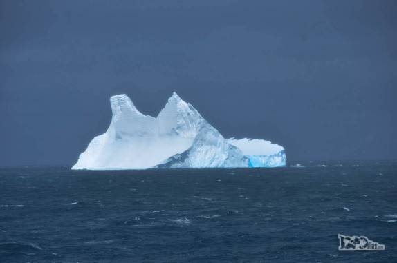 Um belo iceberg proveniente das gigantescas plataformas de gelo da Antártida cruza nosso caminho na entrada do Drygalski Fjord, na Geórgia do Sul